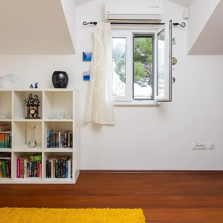 The House * אומיס